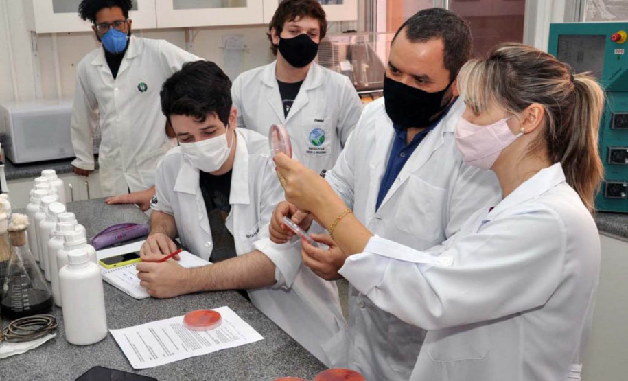 Atuam no LABIM, do Centro de Ciências Biológicos (CCB), alunos de programas de pós-graduação, mestrandos e doutorandos da UEL. - Londrina, 13/08/2021 - Foto: UEL