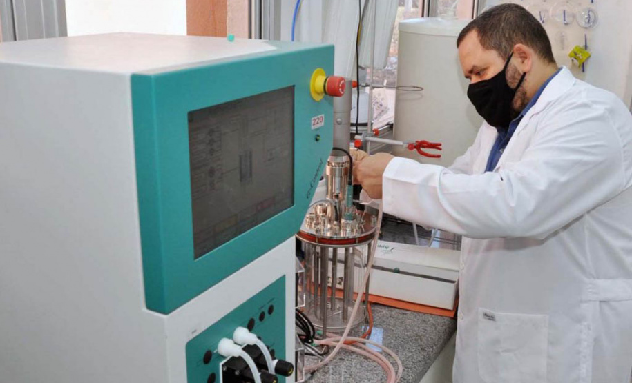 Pesquisas para o desenvolvimento do biodefensivo foram desenvolvidas pelo professor e pesquisador , Admilton Gonçalves de Oliveira Junior, do Departamento de Microbiologia, no Laboratório de Biotecnologia Microbiiana (LABIM), no Campus Universitário. - LOndrina, 13/08/2021 - Foto: UEL