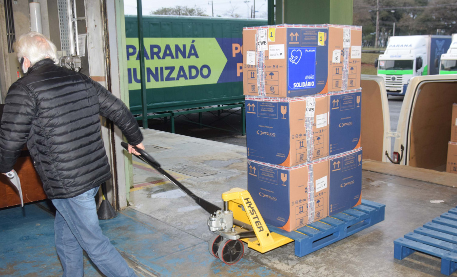 O Paraná recebeu neste sábado (14) mais 240.980 vacinas contra a Covid-19. O lote foi anunciado pelo Ministério da Saúde na tarde de sexta-feira (13) e é composto por 150.930 doses da Pfizer/BioNTech e 90.050 da CoronaVac/Butantan. Foto: Américo Antonio/SESA