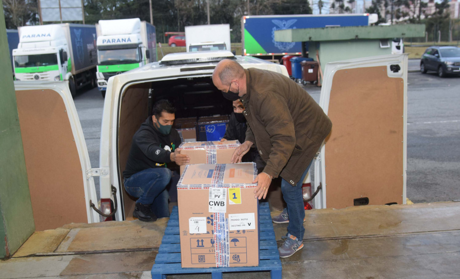 O Paraná recebeu neste sábado (14) mais 240.980 vacinas contra a Covid-19. O lote foi anunciado pelo Ministério da Saúde na tarde de sexta-feira (13) e é composto por 150.930 doses da Pfizer/BioNTech e 90.050 da CoronaVac/Butantan. Foto: Américo Antonio/SESA