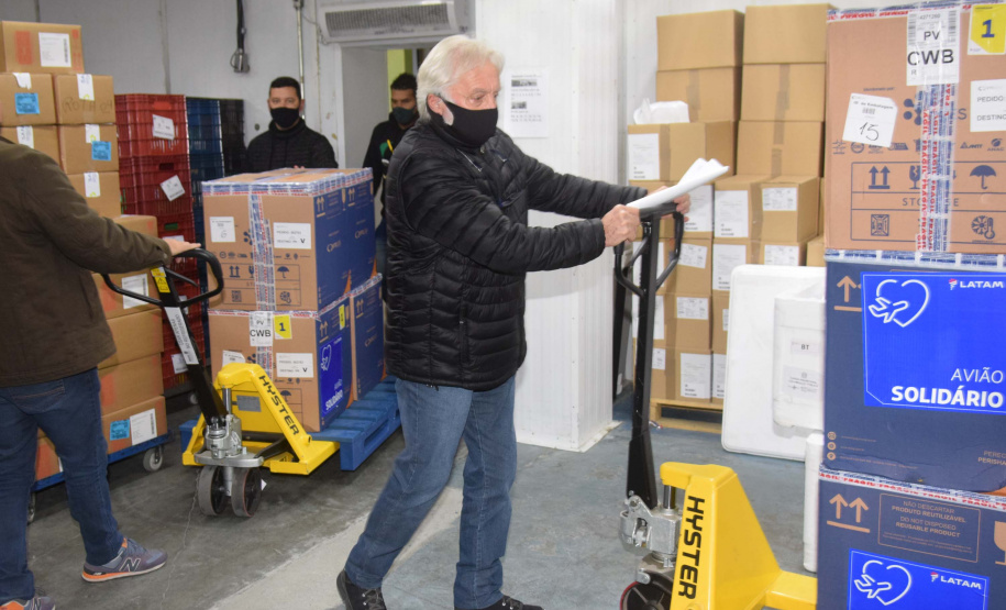 O Paraná recebeu neste sábado (14) mais 240.980 vacinas contra a Covid-19. O lote foi anunciado pelo Ministério da Saúde na tarde de sexta-feira (13) e é composto por 150.930 doses da Pfizer/BioNTech e 90.050 da CoronaVac/Butantan. Foto: Américo Antonio/SESA