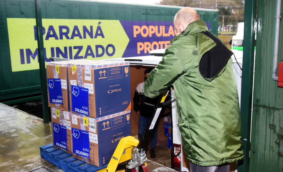 O Paraná recebeu nesta segunda-feira (16) mais 127.530 vacinas contra a Covid-19 da Pfizer/BioNTech. São 77.220 para D2 e 50.310 para primeira aplicação (D1).  -  Curitiba, 16/08/2021  -  Foto: Amércio Antonio/SESA