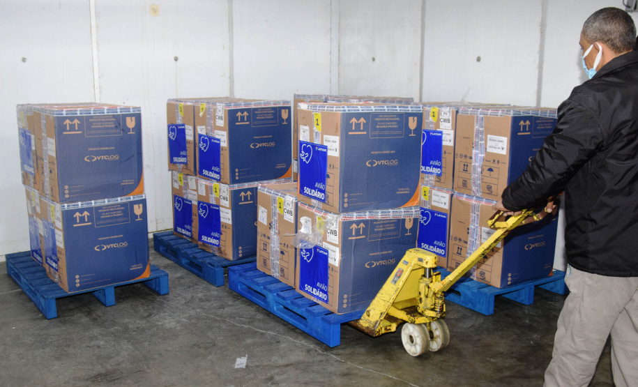 O Paraná recebeu nesta segunda-feira (16) mais 127.530 vacinas contra a Covid-19 da Pfizer/BioNTech. São 77.220 para D2 e 50.310 para primeira aplicação (D1).  -  Curitiba, 16/08/2021  -  Foto: Amércio Antonio/SESA