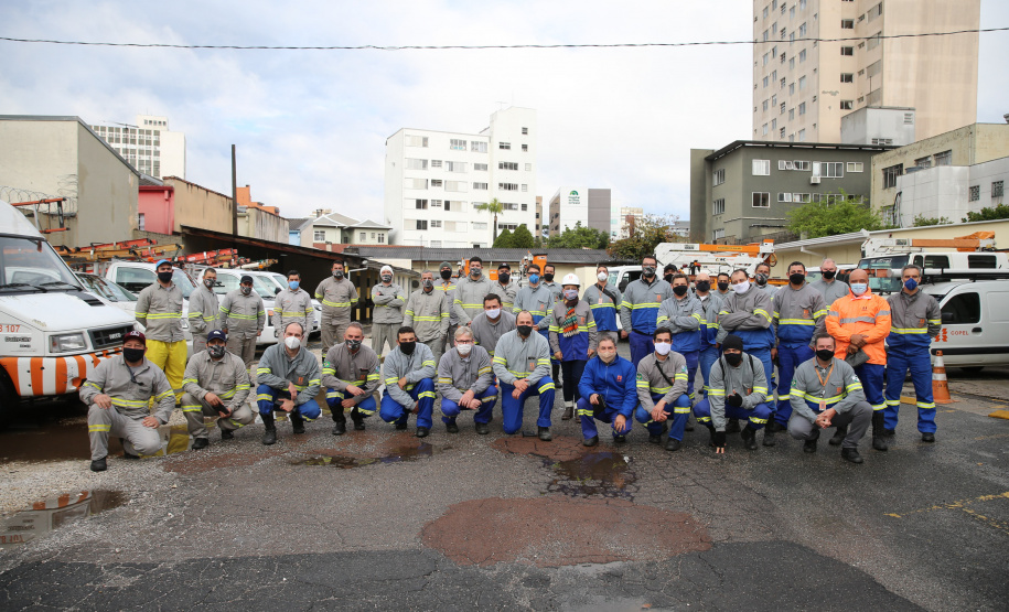 A Copel promove neste sábado (14) o mutirão anual de manutenção preventiva nas redes elétricas, com o objetivo de reduzir desligamentos de energia no período mais chuvoso do ano. Esta é  a terceira edição do chamado ?Dia D?Foto: Geraldo Bubniak/AEN