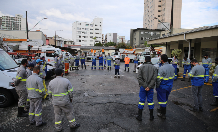 A Copel promove neste sábado (14) o mutirão anual de manutenção preventiva nas redes elétricas, com o objetivo de reduzir desligamentos de energia no período mais chuvoso do ano. Esta é  a terceira edição do chamado ?Dia D?Foto: Geraldo Bubniak/AEN
