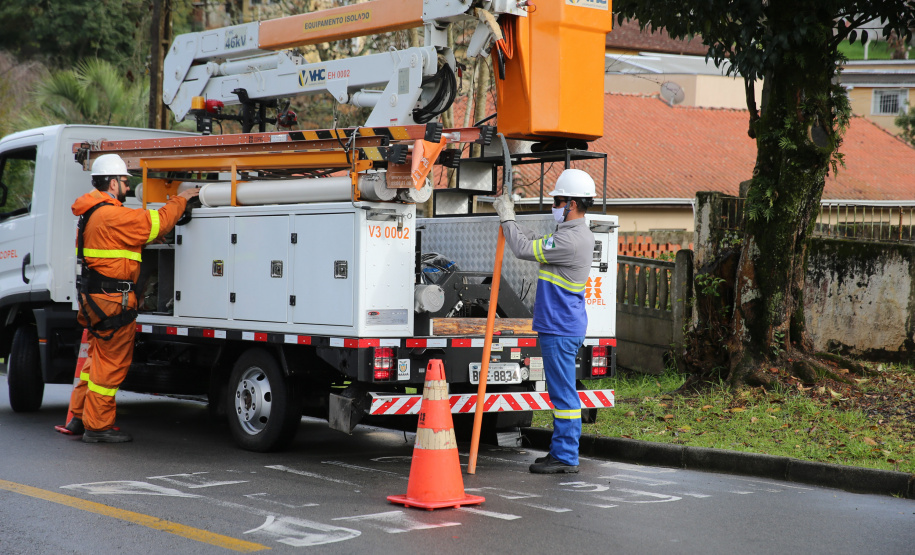A Copel promove neste sábado (14) o mutirão anual de manutenção preventiva nas redes elétricas, com o objetivo de reduzir desligamentos de energia no período mais chuvoso do ano. Esta é  a terceira edição do chamado ?Dia D?Foto: Geraldo Bubniak/AEN