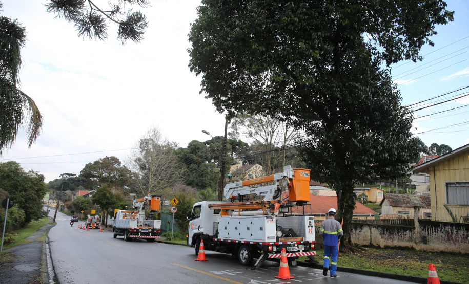 A Copel promove neste sábado (14) o mutirão anual de manutenção preventiva nas redes elétricas, com o objetivo de reduzir desligamentos de energia no período mais chuvoso do ano. Esta é  a terceira edição do chamado ?Dia D?Foto: Geraldo Bubniak/AEN