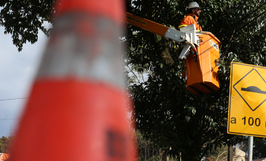 A Copel promove neste sábado (14) o mutirão anual de manutenção preventiva nas redes elétricas, com o objetivo de reduzir desligamentos de energia no período mais chuvoso do ano. Esta é  a terceira edição do chamado ?Dia D?Foto: Geraldo Bubniak/AEN