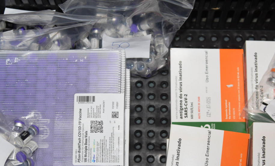 A Secretaria de Estado da Saúde (Sesa) iniciou nesta segunda-feira (16) a distribuição de mais 283.700 vacinas contra a Covid-19 para as 22 Regionais de Saúde do Paraná.  -  Curitiba, 16/08/2021  -  Foto: Américo Antonio/SESA