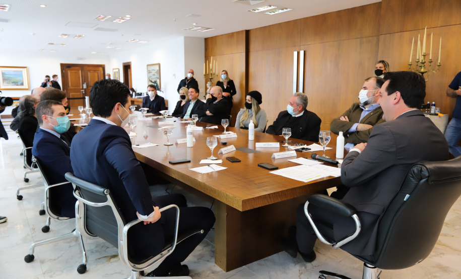 Aerp O governador Carlos Massa Ratinho Junior recebe  nesta segunda-feira (16),  o presidente da Copel, Daniel Slaviero e  Caique Agustini  presidente da AERP  para renovaçao de convenio.16/08/2021 - Foto: Geraldo Bubniak/AEN