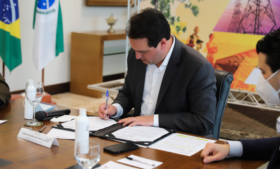 Aerp O governador Carlos Massa Ratinho Junior recebe  nesta segunda-feira (16),  o presidente da Copel, Daniel Slaviero e  Caique Agustini  presidente da AERP  para renovaçao de convenio.16/08/2021 - Foto: Geraldo Bubniak/AEN