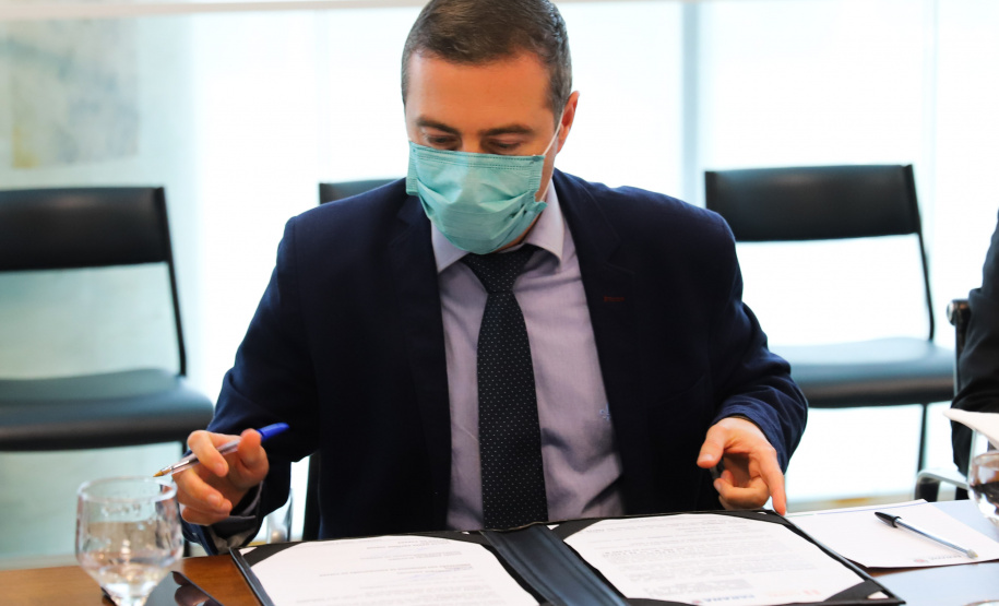 Aerp O governador Carlos Massa Ratinho Junior recebe  nesta segunda-feira (16),  o presidente da Copel, Daniel Slaviero e  Caique Agustini  presidente da AERP  para renovaçao de convenio.16/08/2021 - Foto: Geraldo Bubniak/AEN