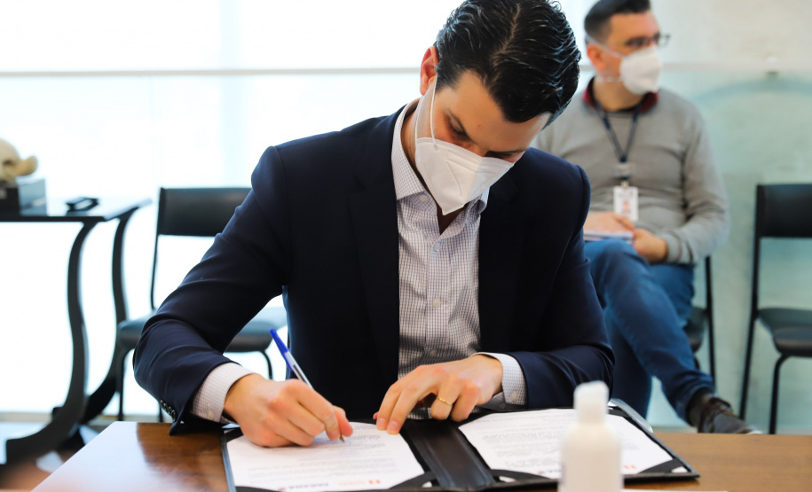Aerp O governador Carlos Massa Ratinho Junior recebe  nesta segunda-feira (16),  o presidente da Copel, Daniel Slaviero e  Caique Agustini  presidente da AERP  para renovaçao de convenio.16/08/2021 - Foto: Geraldo Bubniak/AEN
