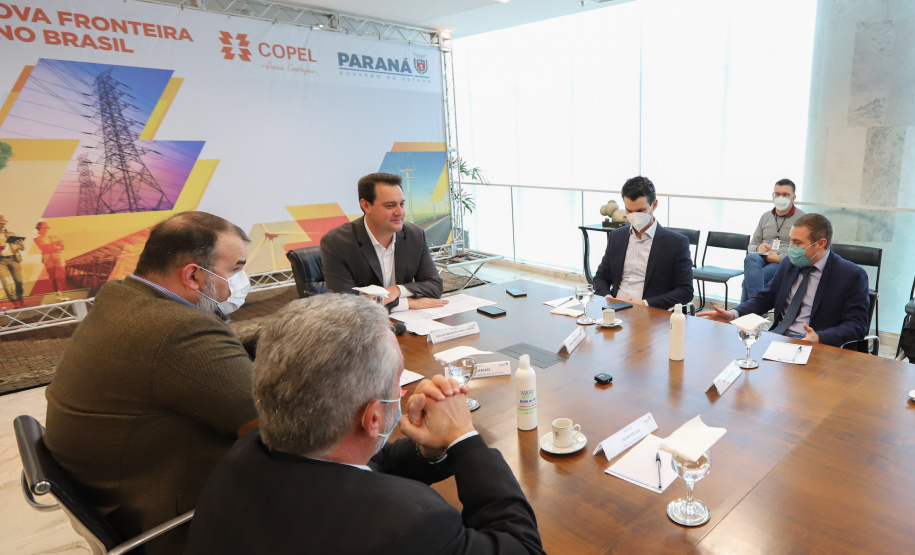 Aerp O governador Carlos Massa Ratinho Junior recebe  nesta segunda-feira (16),  o presidente da Copel, Daniel Slaviero e  Caique Agustini  presidente da AERP  para renovaçao de convenio.16/08/2021 - Foto: Geraldo Bubniak/AEN