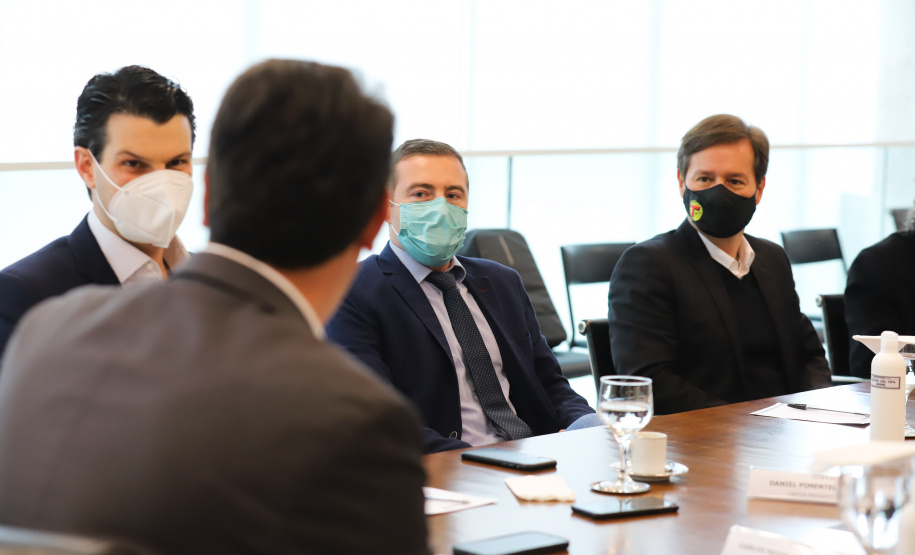 Aerp O governador Carlos Massa Ratinho Junior recebe  nesta segunda-feira (16),  o presidente da Copel, Daniel Slaviero e  Caique Agustini  presidente da AERP  para renovaçao de convenio.16/08/2021 - Foto: Geraldo Bubniak/AEN