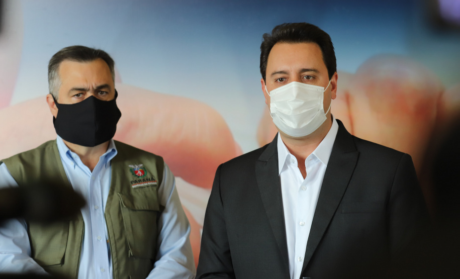 O governador Carlos Massa Ratinho Junior atende a imprensa nesta terça-feira (17) no Centro de Medicamentos do Paraná (Cemepar) sobre o avanço da campanha de vacinação contra a Covid-19 no Estado. O secretário estadual da Saúde, Beto Preto, acompanha a entrevista..17/08/2021 - Foto: Geraldo Bubniak/AEN