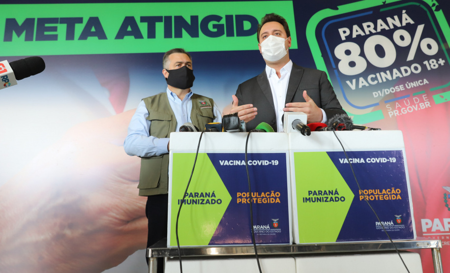 O governador Carlos Massa Ratinho Junior atende a imprensa nesta terça-feira (17) no Centro de Medicamentos do Paraná (Cemepar) sobre o avanço da campanha de vacinação contra a Covid-19 no Estado. O secretário estadual da Saúde, Beto Preto, acompanha a entrevista..17/08/2021 - Foto: Geraldo Bubniak/AEN