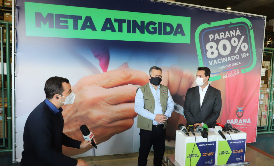 O governador Carlos Massa Ratinho Junior atende a imprensa nesta terça-feira (17) no Centro de Medicamentos do Paraná (Cemepar) sobre o avanço da campanha de vacinação contra a Covid-19 no Estado. O secretário estadual da Saúde, Beto Preto, acompanha a entrevista..17/08/2021 - Foto: Geraldo Bubniak/AEN