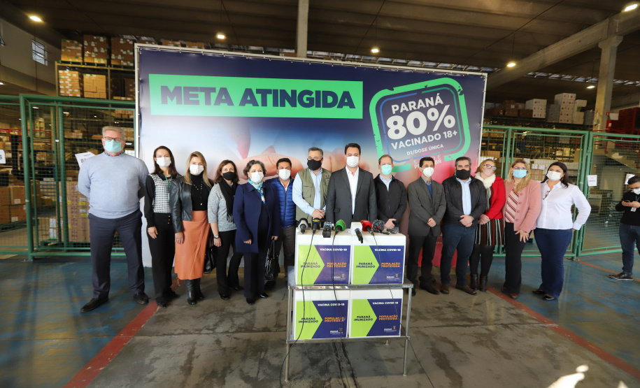 O governador Carlos Massa Ratinho Junior atende a imprensa nesta terça-feira (17) no Centro de Medicamentos do Paraná (Cemepar) sobre o avanço da campanha de vacinação contra a Covid-19 no Estado. O secretário estadual da Saúde, Beto Preto, acompanha a entrevista..17/08/2021 - Foto: Geraldo Bubniak/AEN