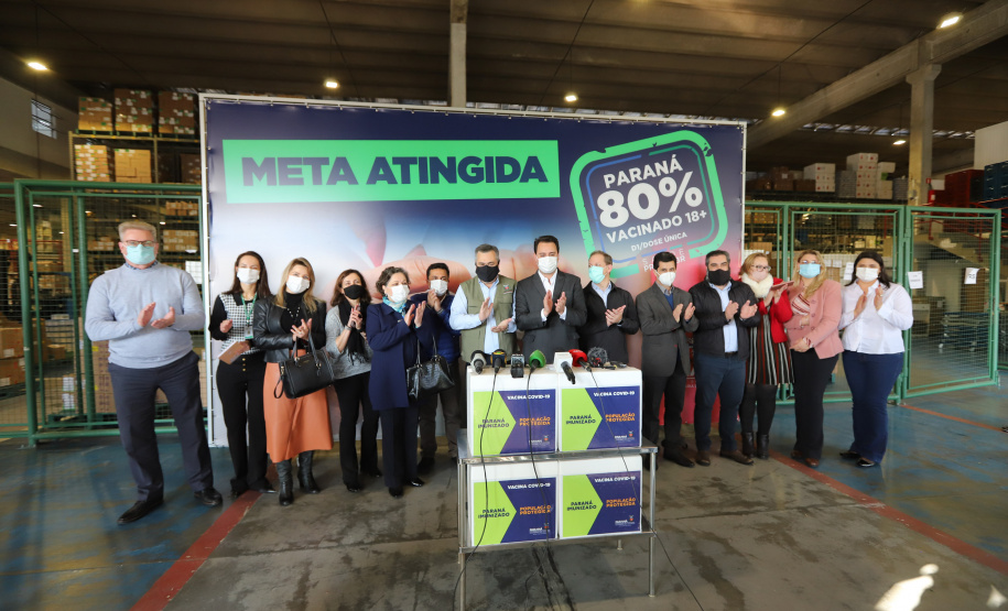 O governador Carlos Massa Ratinho Junior atende a imprensa nesta terça-feira (17) no Centro de Medicamentos do Paraná (Cemepar) sobre o avanço da campanha de vacinação contra a Covid-19 no Estado. O secretário estadual da Saúde, Beto Preto, acompanha a entrevista..17/08/2021 - Foto: Geraldo Bubniak/AEN