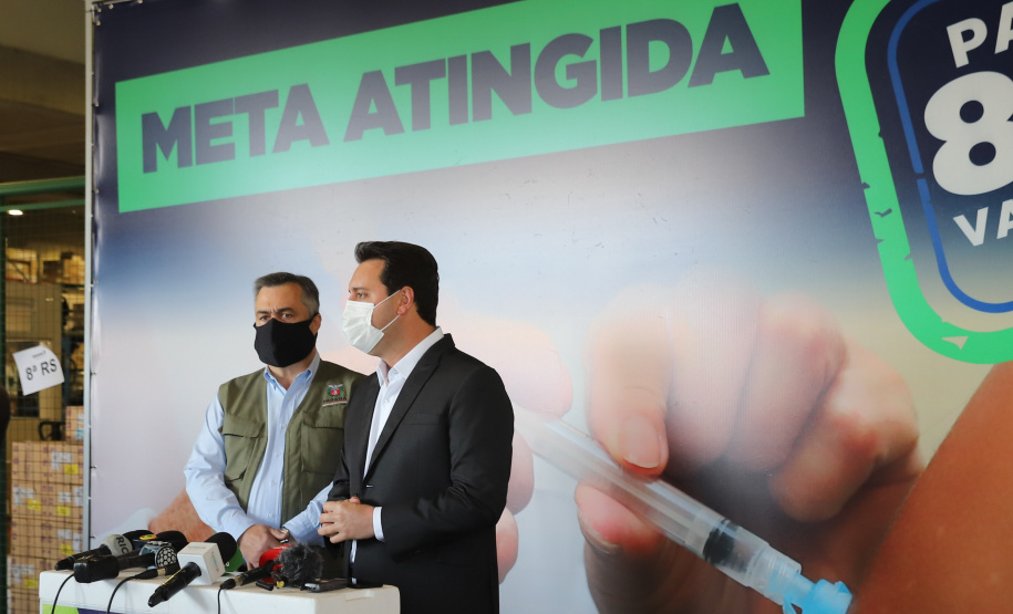 O governador Carlos Massa Ratinho Junior atende a imprensa nesta terça-feira (17) no Centro de Medicamentos do Paraná (Cemepar) sobre o avanço da campanha de vacinação contra a Covid-19 no Estado. O secretário estadual da Saúde, Beto Preto, acompanha a entrevista..17/08/2021 - Foto: Geraldo Bubniak/AEN