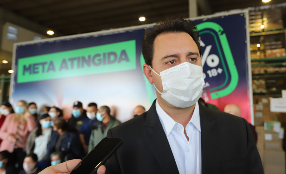 O governador Carlos Massa Ratinho Junior atende a imprensa nesta terça-feira (17) no Centro de Medicamentos do Paraná (Cemepar) sobre o avanço da campanha de vacinação contra a Covid-19 no Estado. O secretário estadual da Saúde, Beto Preto, acompanha a entrevista..17/08/2021 - Foto: Geraldo Bubniak/AEN