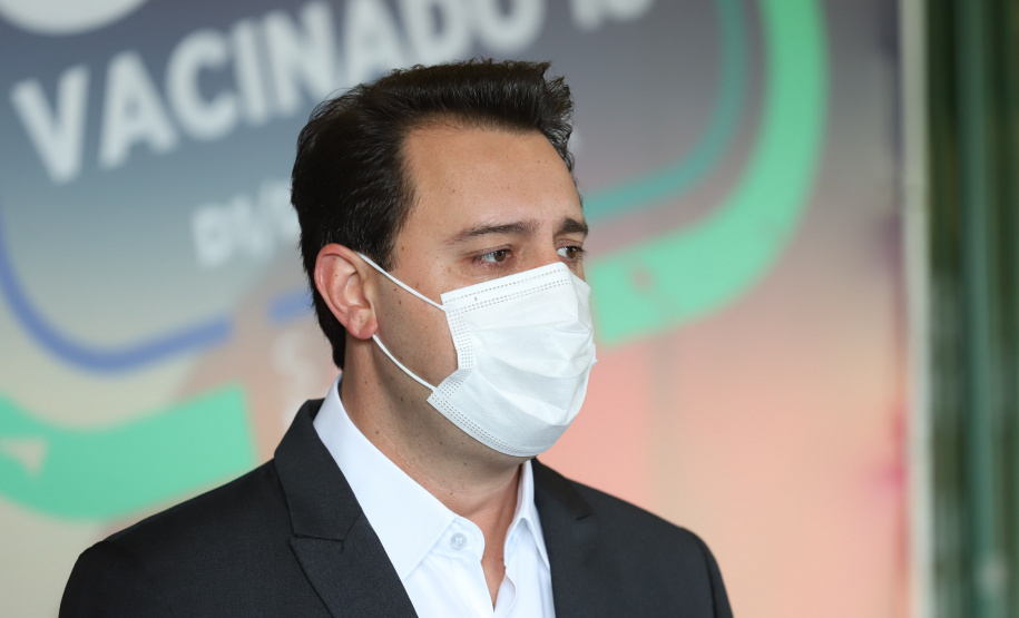 O governador Carlos Massa Ratinho Junior atende a imprensa nesta terça-feira (17) no Centro de Medicamentos do Paraná (Cemepar) sobre o avanço da campanha de vacinação contra a Covid-19 no Estado. O secretário estadual da Saúde, Beto Preto, acompanha a entrevista..17/08/2021 - Foto: Geraldo Bubniak/AEN