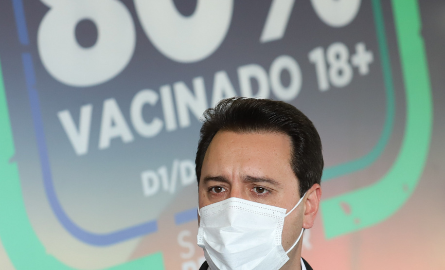 O governador Carlos Massa Ratinho Junior atende a imprensa nesta terça-feira (17) no Centro de Medicamentos do Paraná (Cemepar) sobre o avanço da campanha de vacinação contra a Covid-19 no Estado. O secretário estadual da Saúde, Beto Preto, acompanha a entrevista..17/08/2021 - Foto: Geraldo Bubniak/AEN