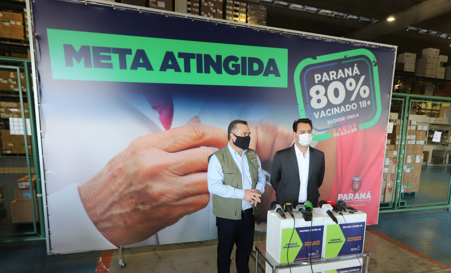 O governador Carlos Massa Ratinho Junior atende a imprensa nesta terça-feira (17) no Centro de Medicamentos do Paraná (Cemepar) sobre o avanço da campanha de vacinação contra a Covid-19 no Estado. O secretário estadual da Saúde, Beto Preto, acompanha a entrevista..17/08/2021 - Foto: Geraldo Bubniak/AEN