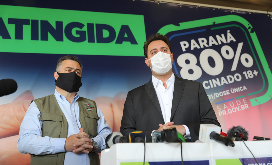 O governador Carlos Massa Ratinho Junior atende a imprensa nesta terça-feira (17) no Centro de Medicamentos do Paraná (Cemepar) sobre o avanço da campanha de vacinação contra a Covid-19 no Estado. O secretário estadual da Saúde, Beto Preto, acompanha a entrevista..17/08/2021 - Foto: Geraldo Bubniak/AEN