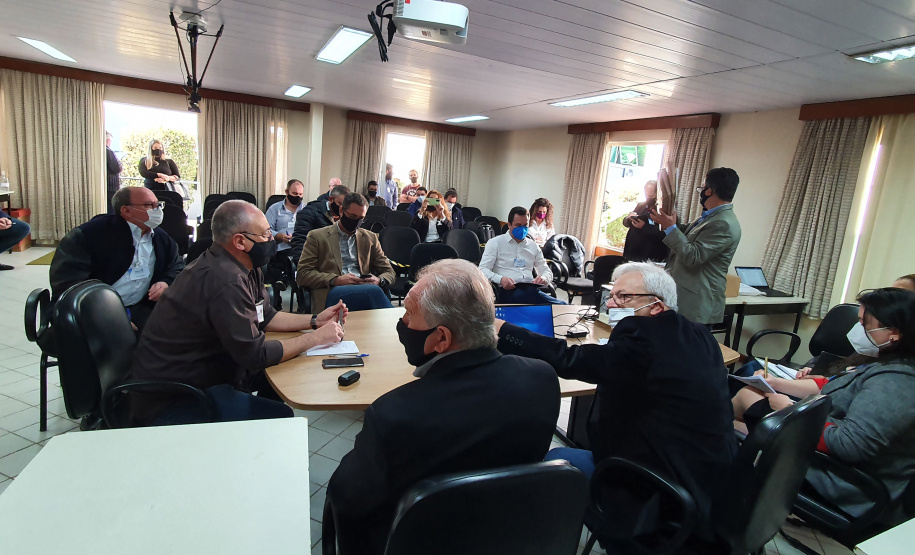 Os envelopes com as propostas de preço das empresas interessadas em realizar as obras de Recuperação da Orla de Matinhos, no Litoral do Paraná, foram abertos oficialmente nesta terça-feira (17), pelo Instituto Água e Terra (IAT). -  Curitiba, 17/08/2021  -  Foto: SEDEST