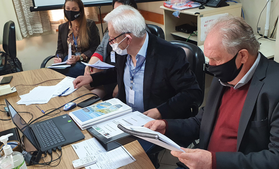 Os envelopes com as propostas de preço das empresas interessadas em realizar as obras de Recuperação da Orla de Matinhos, no Litoral do Paraná, foram abertos oficialmente nesta terça-feira (17), pelo Instituto Água e Terra (IAT). -  Curitiba, 17/08/2021  -  Foto: SEDEST