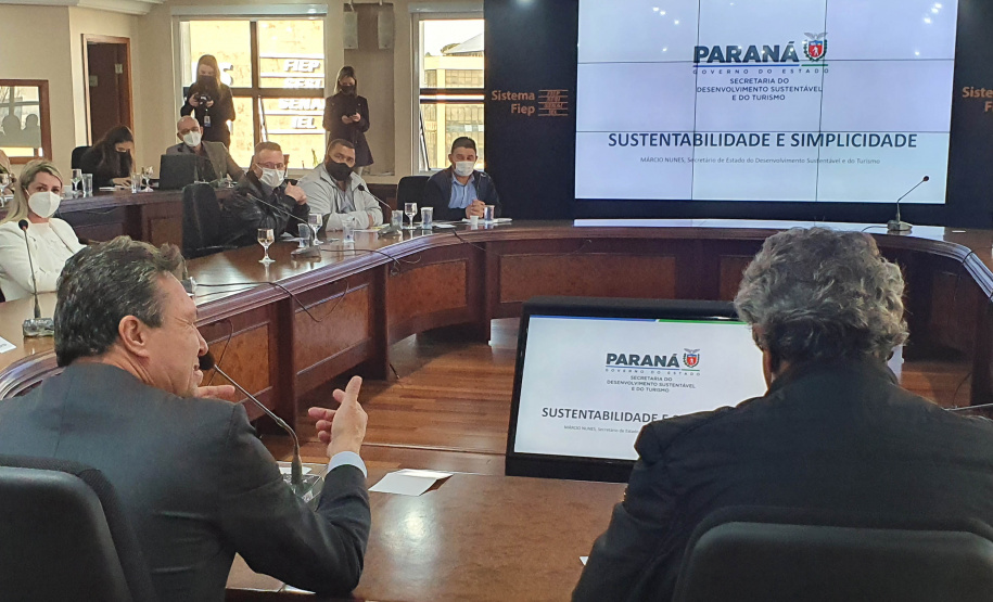 O secretário do Desenvolvimento Sustentável e do Turismo, Márcio Nunes, se reuniu com representantes municipais, profissionais do órgão ambiental estadual e integrantes do R20, grupo consultivo que busca soluções relacionadas aos resíduos sólidos. - Curitiba, 17/08/2021 - Foto: SEDEST
