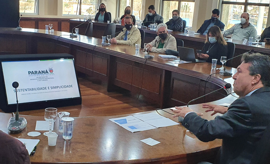 O secretário do Desenvolvimento Sustentável e do Turismo, Márcio Nunes, se reuniu com representantes municipais, profissionais do órgão ambiental estadual e integrantes do R20, grupo consultivo que busca soluções relacionadas aos resíduos sólidos. - Curitiba, 17/08/2021 - Foto: SEDEST