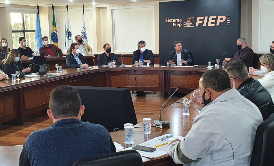 O secretário do Desenvolvimento Sustentável e do Turismo, Márcio Nunes, se reuniu com representantes municipais, profissionais do órgão ambiental estadual e integrantes do R20, grupo consultivo que busca soluções relacionadas aos resíduos sólidos. - Curitiba, 17/08/2021 - Foto: SEDEST