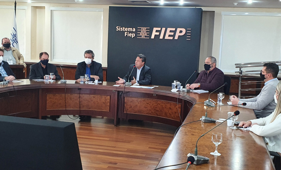 O secretário do Desenvolvimento Sustentável e do Turismo, Márcio Nunes, se reuniu com representantes municipais, profissionais do órgão ambiental estadual e integrantes do R20, grupo consultivo que busca soluções relacionadas aos resíduos sólidos. - Curitiba, 17/08/2021 - Foto: SEDEST