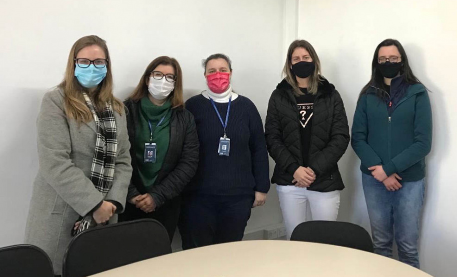 A inclusão de pessoas com deficiência também é uma das propostas do Programa de Inteligência e Compliance do Governo do Paraná. Na foto: Katherine Fischer, Luciana Abrãao (NICS SEED), Juliana h. Xavier de Oliveira, Aline Kaiser, Joana Melegari (interprete)  -  Curitiba, 19/08/2021  -  Foto: CGE