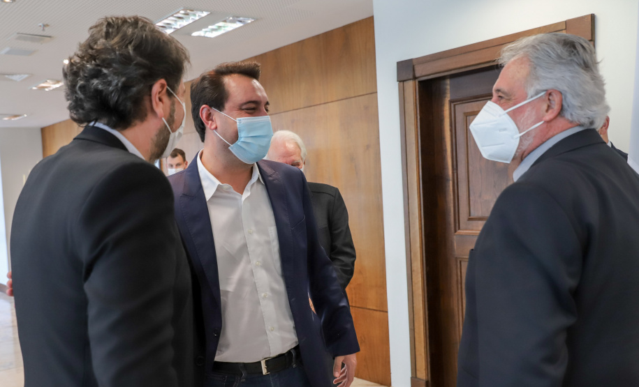 O governador Carlos Massa Ratinho Junior recebe  nesta quinta-feira (19) o Presidente nacional do Sebrae, Carlos do Carmo Andrade Melles, o presidente do Conselho Deliberativo do Sebrae/PR, Fernando Moraes e  o Diretor Superintendente - Sebrae/PR Vitor Roberto Tioqueta. O vice-governador Darci Piana acompanha a agenda. 19/08/2021 - Foto: Geraldo Bubniak/AEN