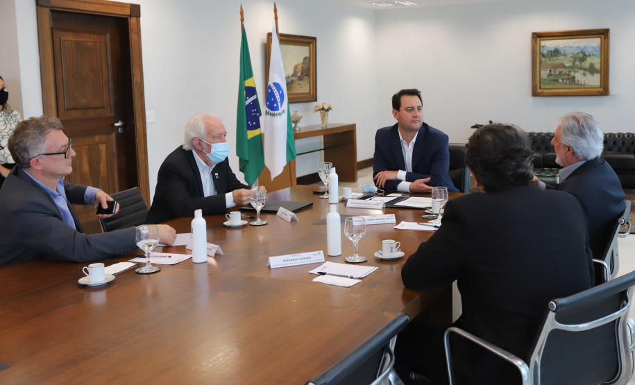 O governador Carlos Massa Ratinho Junior recebe  nesta quinta-feira (19) o Presidente nacional do Sebrae, Carlos do Carmo Andrade Melles, o presidente do Conselho Deliberativo do Sebrae/PR, Fernando Moraes e  o Diretor Superintendente - Sebrae/PR Vitor Roberto Tioqueta. O vice-governador Darci Piana acompanha a agenda. 19/08/2021 - Foto: Geraldo Bubniak/AEN