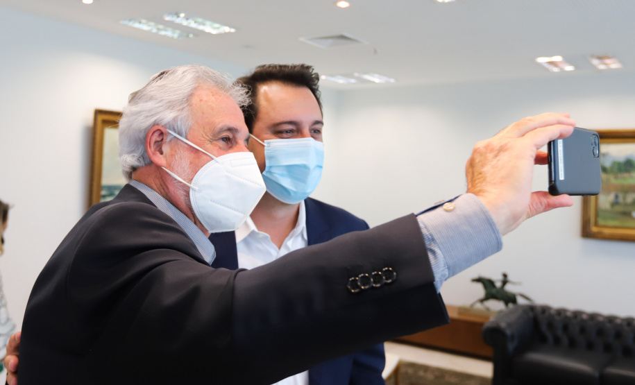 O governador Carlos Massa Ratinho Junior recebe  nesta quinta-feira (19) o Presidente nacional do Sebrae, Carlos do Carmo Andrade Melles, o presidente do Conselho Deliberativo do Sebrae/PR, Fernando Moraes e  o Diretor Superintendente - Sebrae/PR Vitor Roberto Tioqueta. O vice-governador Darci Piana acompanha a agenda. 19/08/2021 - Foto: Geraldo Bubniak/AEN