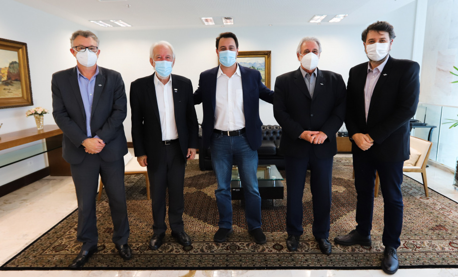 O governador Carlos Massa Ratinho Junior recebe  nesta quinta-feira (19) o Presidente nacional do Sebrae, Carlos do Carmo Andrade Melles, o presidente do Conselho Deliberativo do Sebrae/PR, Fernando Moraes e  o Diretor Superintendente - Sebrae/PR Vitor Roberto Tioqueta. O vice-governador Darci Piana acompanha a agenda. 19/08/2021 - Foto: Geraldo Bubniak/AEN
