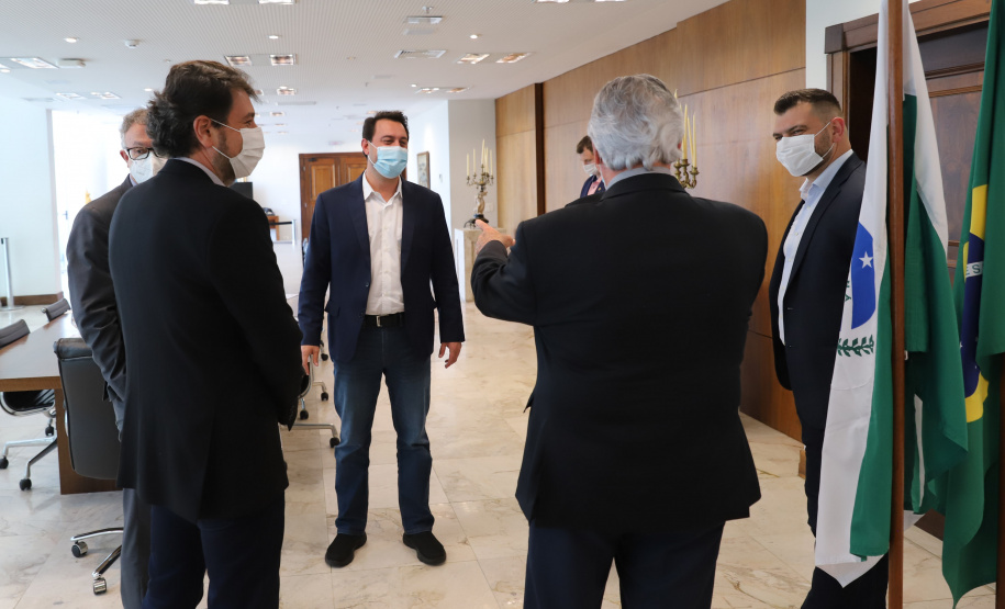 O governador Carlos Massa Ratinho Junior recebe  nesta quinta-feira (19) o Presidente nacional do Sebrae, Carlos do Carmo Andrade Melles, o presidente do Conselho Deliberativo do Sebrae/PR, Fernando Moraes e  o Diretor Superintendente - Sebrae/PR Vitor Roberto Tioqueta. O vice-governador Darci Piana acompanha a agenda. 19/08/2021 - Foto: Geraldo Bubniak/AEN