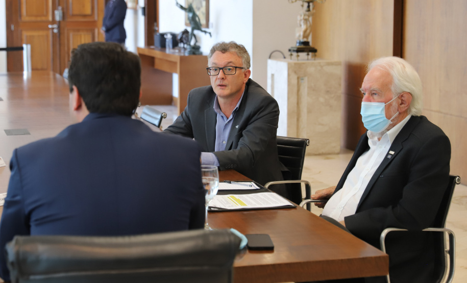 O governador Carlos Massa Ratinho Junior recebe  nesta quinta-feira (19) o Presidente nacional do Sebrae, Carlos do Carmo Andrade Melles, o presidente do Conselho Deliberativo do Sebrae/PR, Fernando Moraes e  o Diretor Superintendente - Sebrae/PR Vitor Roberto Tioqueta. O vice-governador Darci Piana acompanha a agenda. 19/08/2021 - Foto: Geraldo Bubniak/AEN