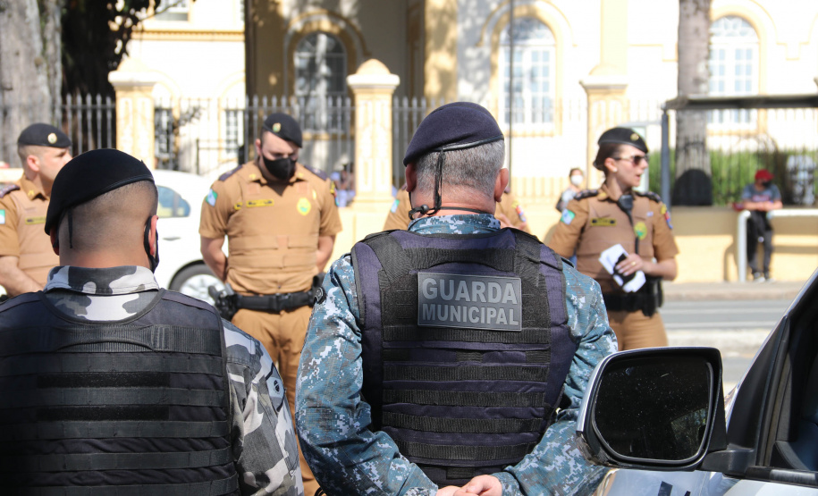 Denúncias de crimes e casos de violência na região Central da Capital embasaram a Ação Integrada de Fiscalização Urbana (AIFU), em parceria com a 1ª Companhia do 12º Batalhão da PM (12º BPM), a deflagrarem a primeira edição da operação Centro Seguro, nesta quinta-feira (19/08).   -  Curitiba, 19/08/2021  -  Foto: SESP-PR