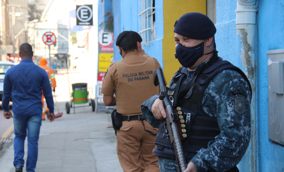 Denúncias de crimes e casos de violência na região Central da Capital embasaram a Ação Integrada de Fiscalização Urbana (AIFU), em parceria com a 1ª Companhia do 12º Batalhão da PM (12º BPM), a deflagrarem a primeira edição da operação Centro Seguro, nesta quinta-feira (19/08).   -  Curitiba, 19/08/2021  -  Foto: SESP-PR