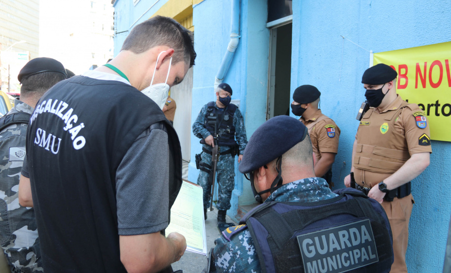 Denúncias de crimes e casos de violência na região Central da Capital embasaram a Ação Integrada de Fiscalização Urbana (AIFU), em parceria com a 1ª Companhia do 12º Batalhão da PM (12º BPM), a deflagrarem a primeira edição da operação Centro Seguro, nesta quinta-feira (19/08).   -  Curitiba, 19/08/2021  -  Foto: SESP-PR