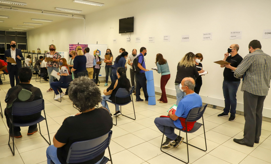 Agência do Trabalhador de Curitiba promove ação para empregar pessoas acima de 50 anos. Fotos:Ari Dias/AEN.