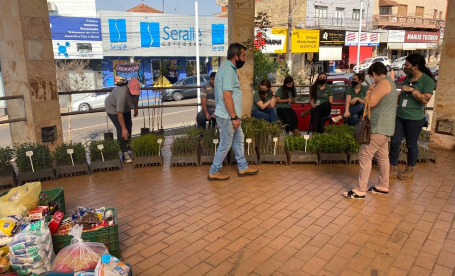 Com 10 mil mudas distribuídas, IAT beneficia famílias de Campo Mourão com 8,8 toneladas de alimentosAção já aconteceu em 12 municípios e arrecadou mais de 30 toneladas de alimentos. A campanha faz parte do programa Paraná Mais Verde, que prevê o plantio de 10 milhões de mudas nativas nos próximos anos.  - - Curitiba, 19/08/2021  -  Foto: SEDEST