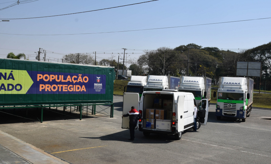 O Paraná recebeu nesta sexta-feira (20) mais 325.660 doses de vacinas contra a Covid-19. O lote enviado pelo Ministério da Saúde foi dividido em duas remessas, com 138.060 imunizantes produzidos pela Pfizer e 187.600 doses da CoronaVac. A distribuição para as 22 regionais que formam o sistema de saúde estadual começa já nesta sexta. -  Curitiba, 20/08/2021  -  Foto: Américo Antonio/SESA