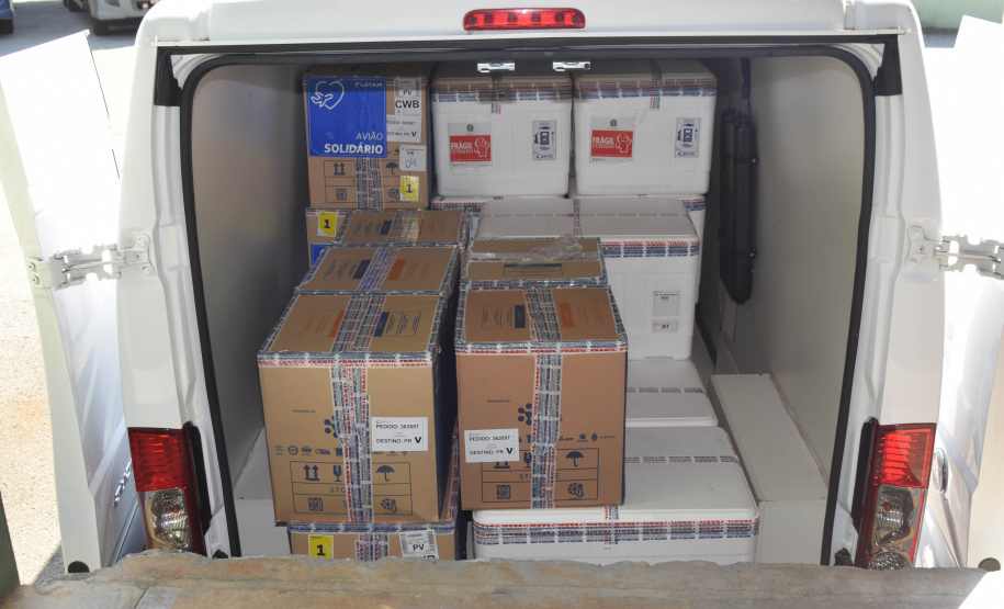 O Paraná recebeu nesta sexta-feira (20) mais 325.660 doses de vacinas contra a Covid-19. O lote enviado pelo Ministério da Saúde foi dividido em duas remessas, com 138.060 imunizantes produzidos pela Pfizer e 187.600 doses da CoronaVac. A distribuição para as 22 regionais que formam o sistema de saúde estadual começa já nesta sexta. -  Curitiba, 20/08/2021  -  Foto: Américo Antonio/SESA